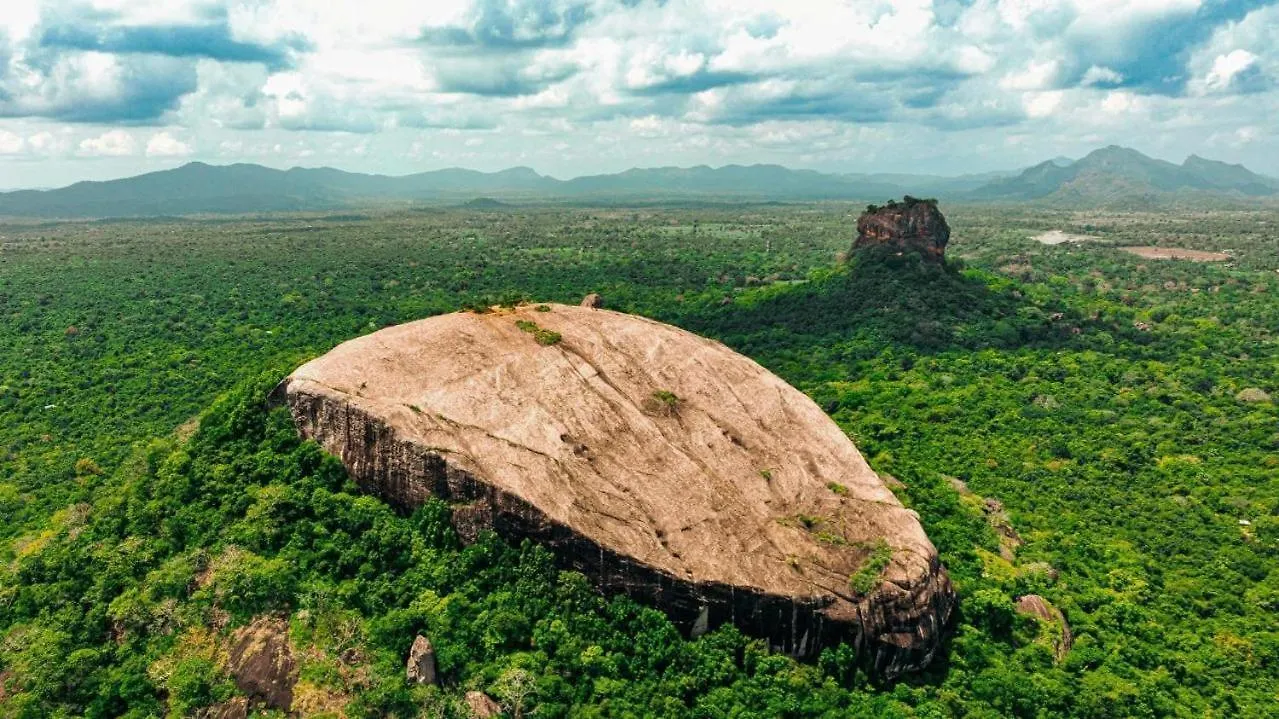 Lake Front Cottage And Restaurant Home Stay With Transport Sigiriya