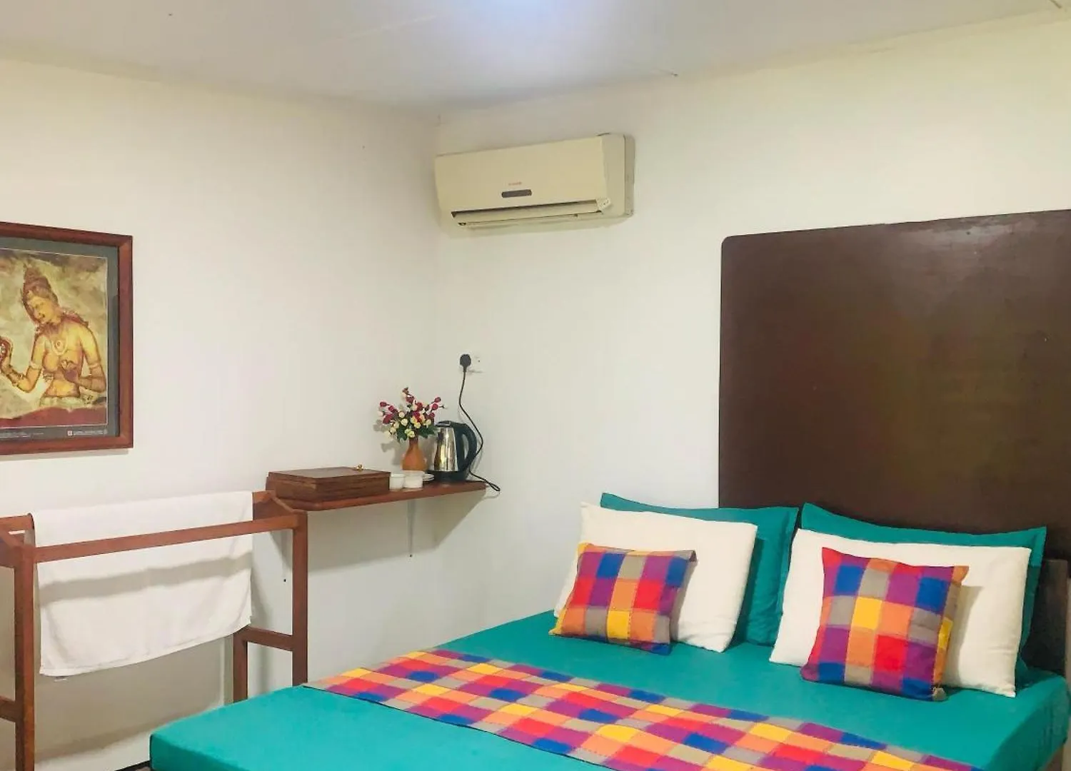 Lake Front Cottage And Restaurant Home Stay With Transport Sigiriya Hotel