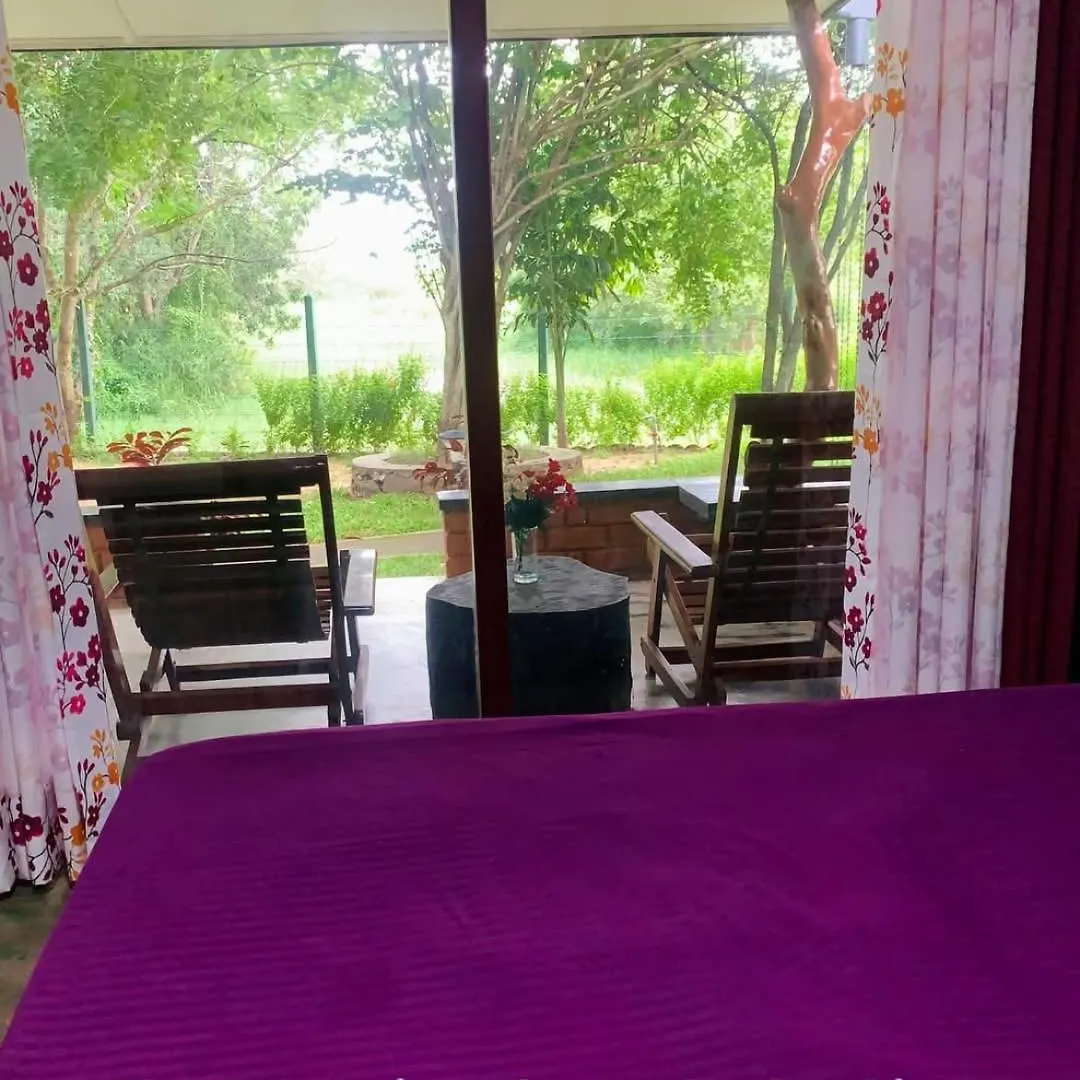 Lake Front Cottage And Restaurant Home Stay With Transport Sigiriya
